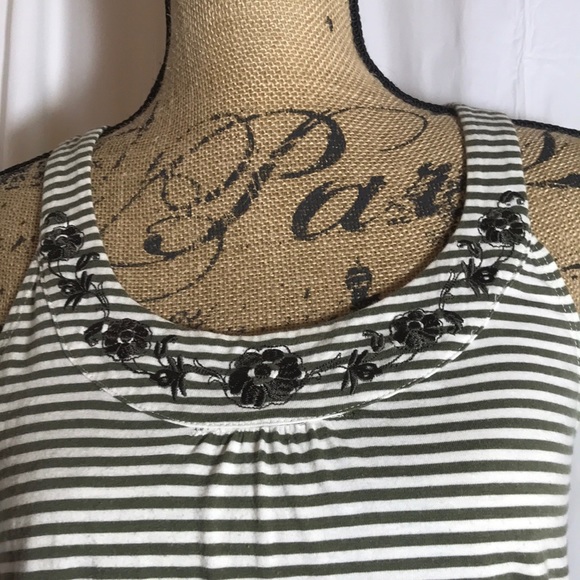 Vanity Green White Embroidered Tank Top Wood Ring - Picture 4 of 7